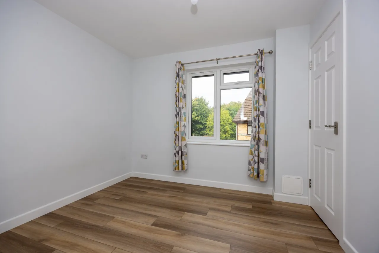 Lawrence Close, Burpham, GU4, photo 5