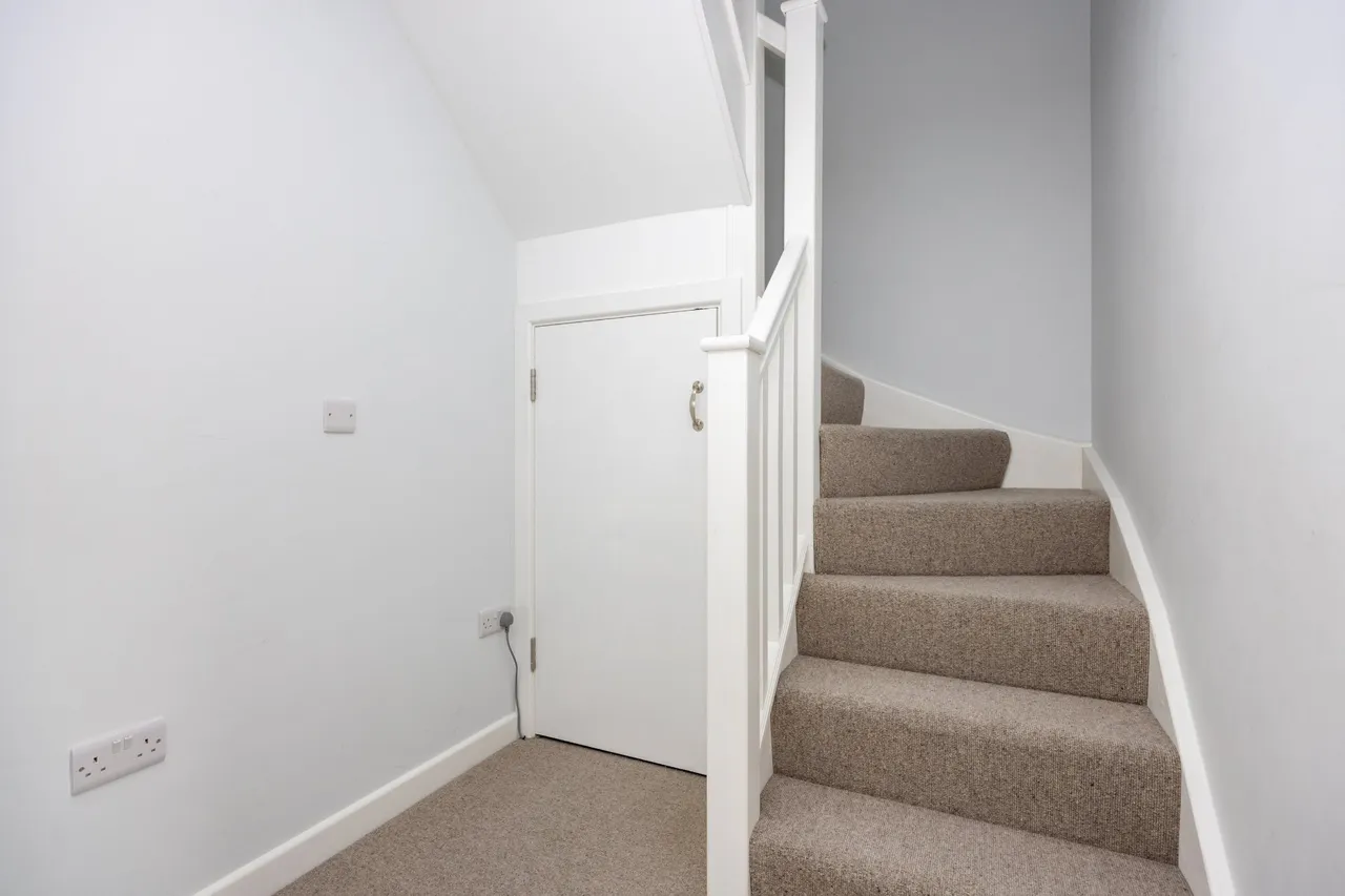 Lawrence Close, Burpham, GU4, photo 13