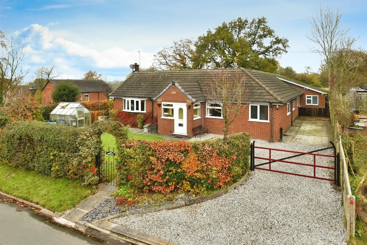 5 bed house for sale — Moss Lane, Cheadle, Stoke-On-Trent