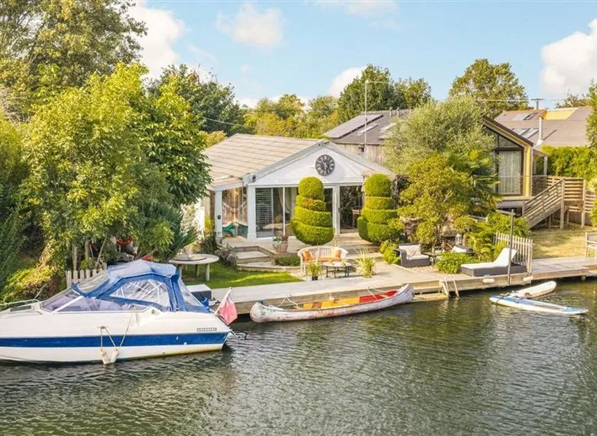 4 bed property for sale, Wheatleys Eyot, Sunbury-On-Thames, TW16