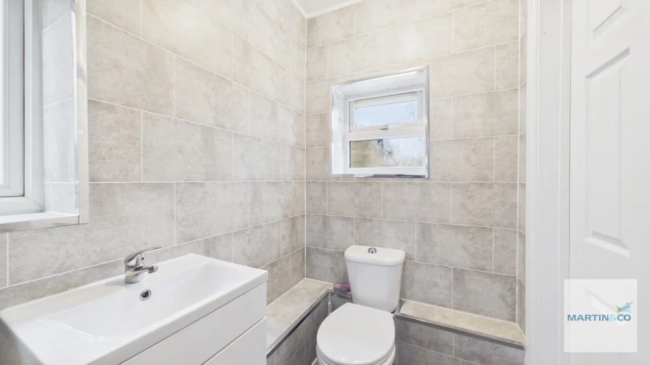 Buxton Avenue, Fazeley, B78, photo 13