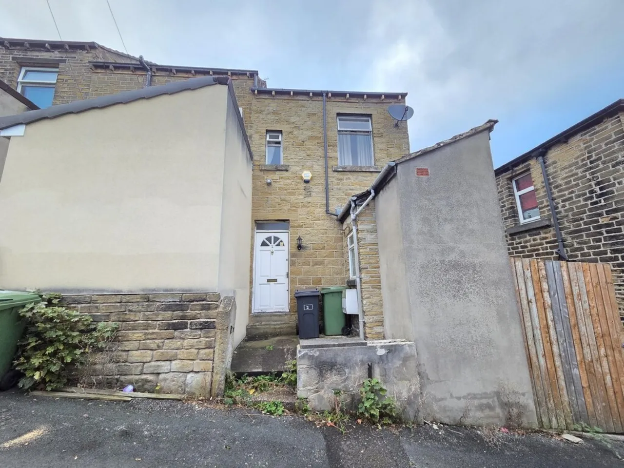 2 bed house to rent, Highroyd Crescent, Moldgreen, HD5