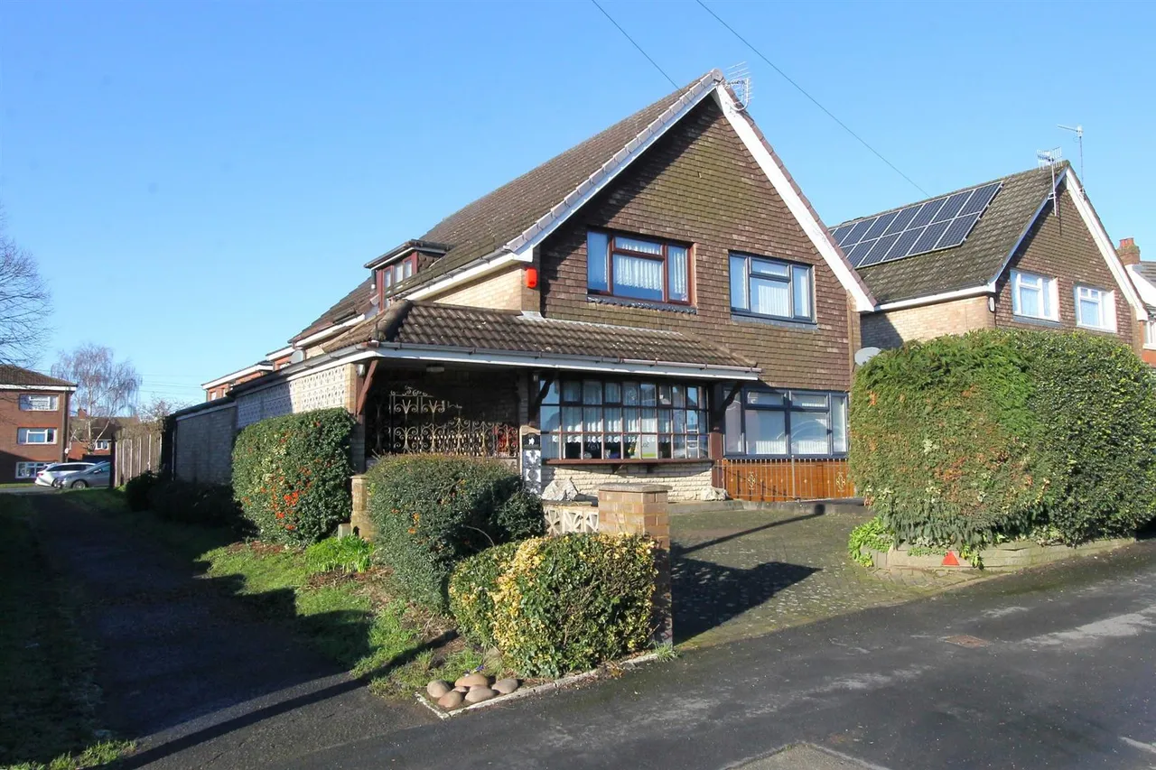 2 bed house for sale — Commonside, Brierley Hill