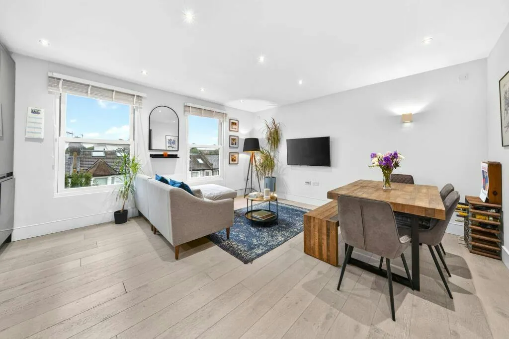 2 bed flat for sale, Garratt Lane, London, SW18