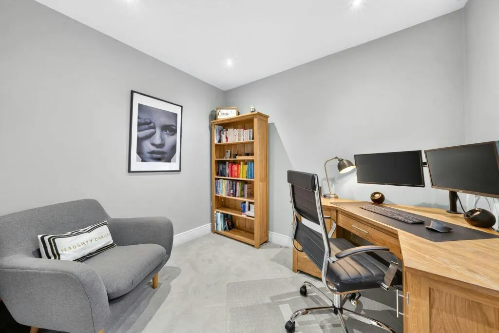 Garratt Lane, London, SW18, photo 5