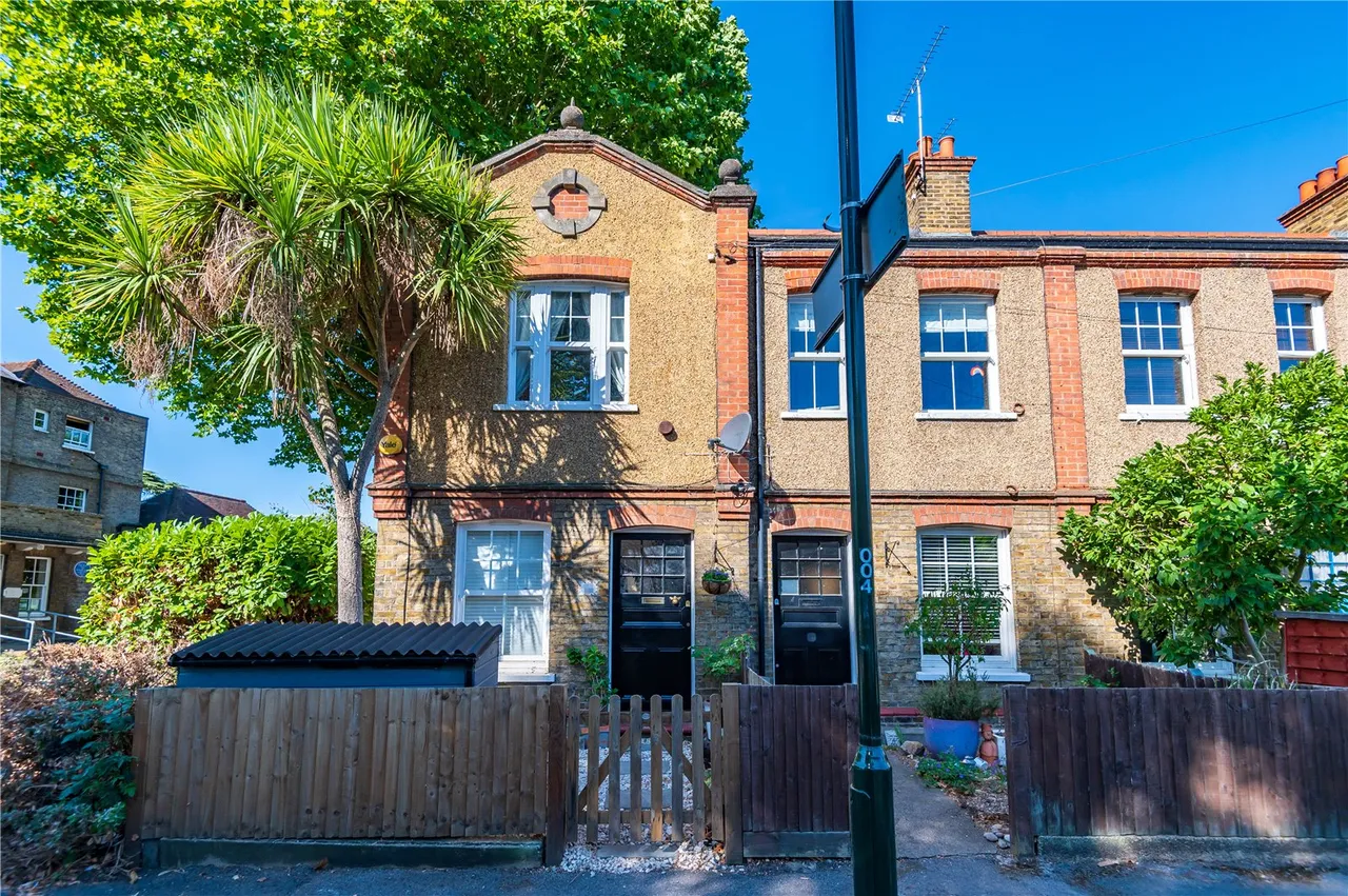 2 bed flat for sale — RoseHill, Hampton, TW12 2AB