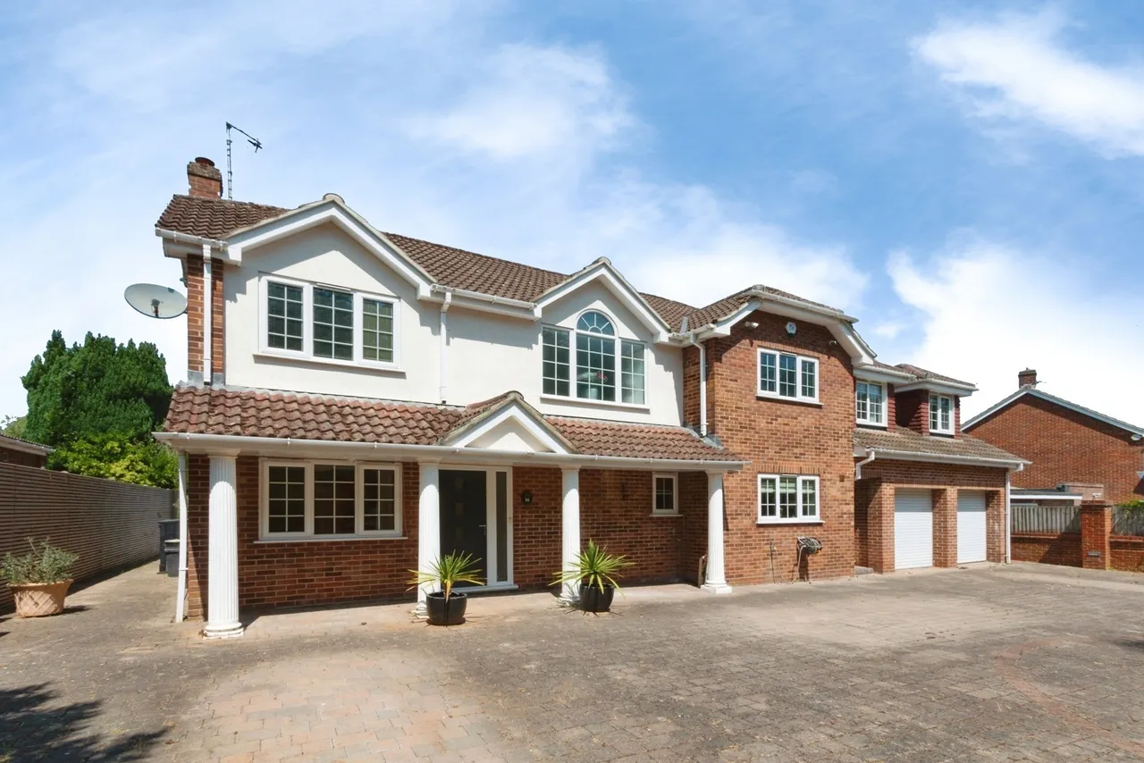4 bed house for sale, Neville Close, Basingstoke, RG21