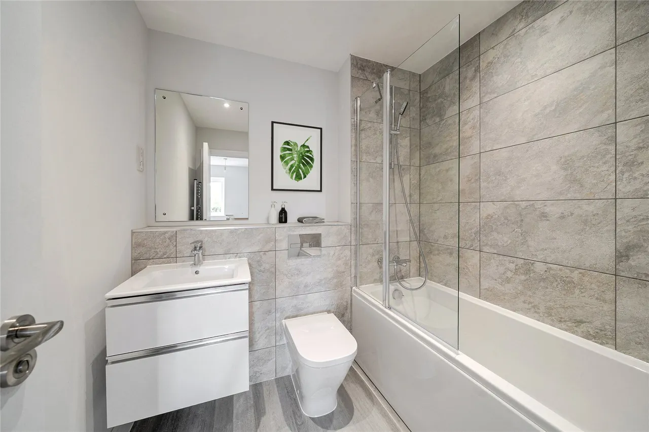 Fuggle Hop Close, Tongham, Farnham, Surrey, GU10 1GQ, photo 6