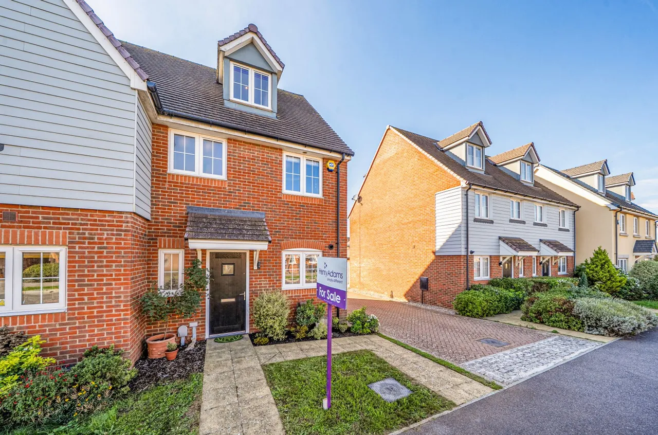 4 bed property for sale, Longacres Way, Chichester, PO20