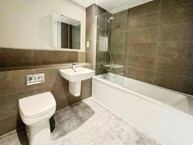 Station Approach, Newbury, RG14, photo 7