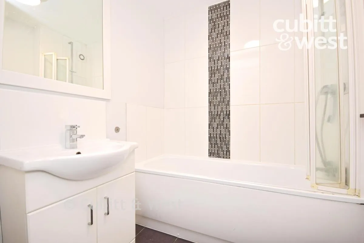 Vicarage Lane, Horley, RH6, photo 5