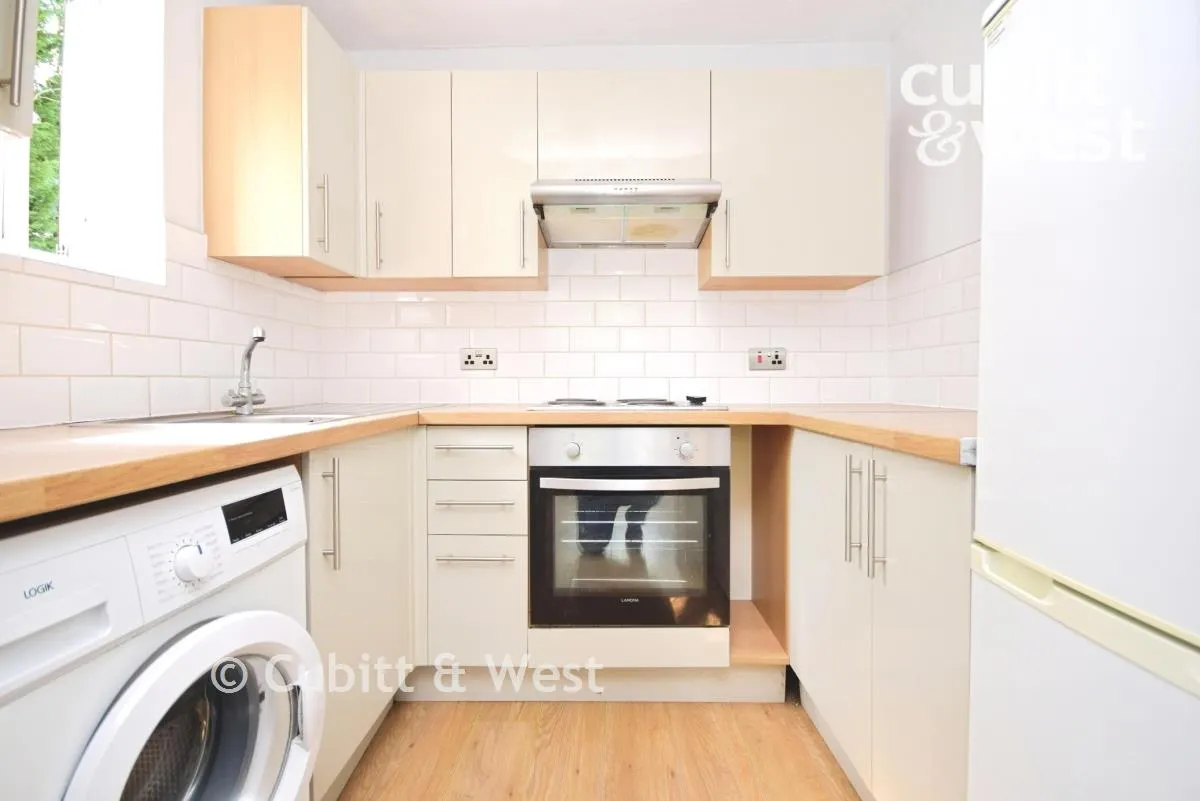 Vicarage Lane, Horley, RH6, photo 2