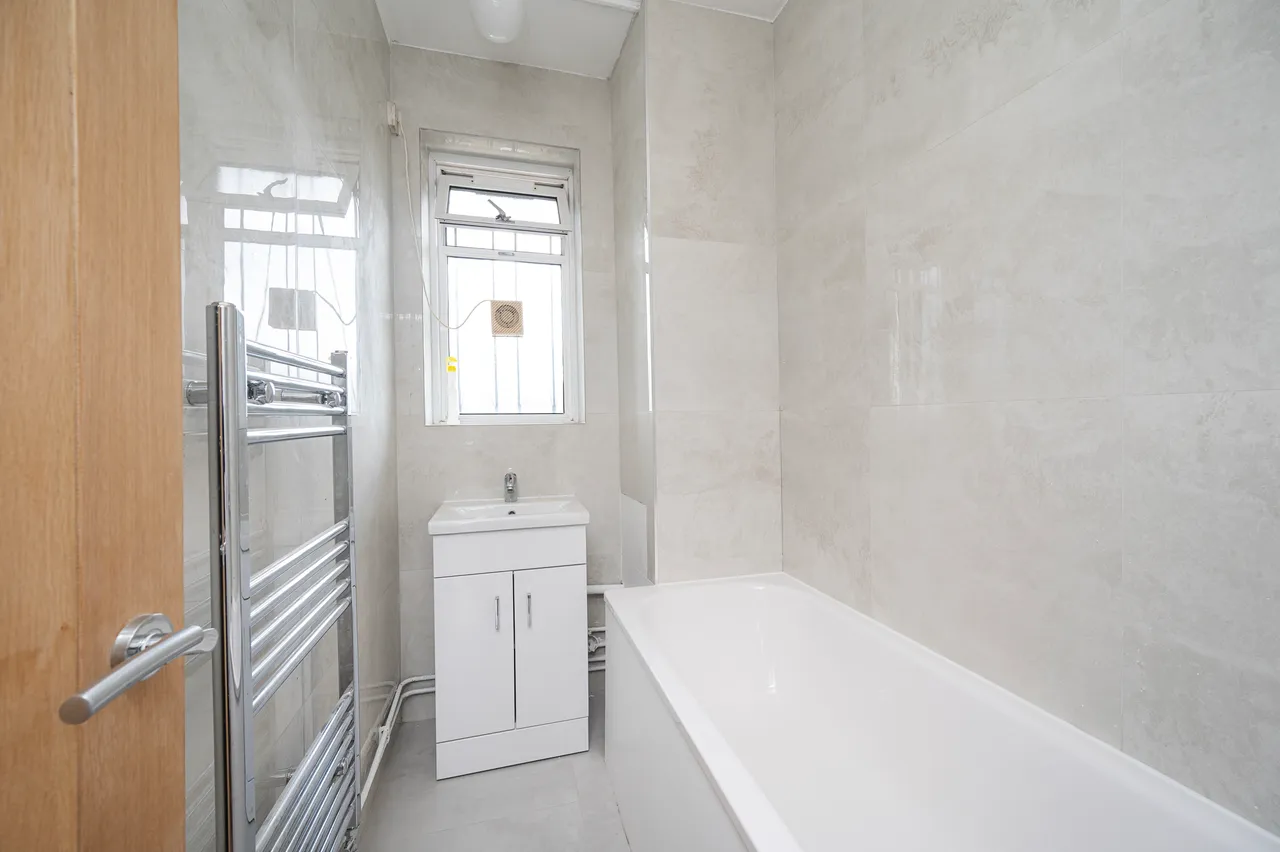 22 Bantry House, Ernest Street, London, photo 5