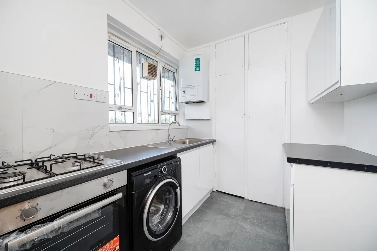 22 Bantry House, Ernest Street, London, photo 2