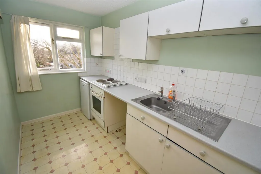 Kemble Drive, Cirencester, photo 4