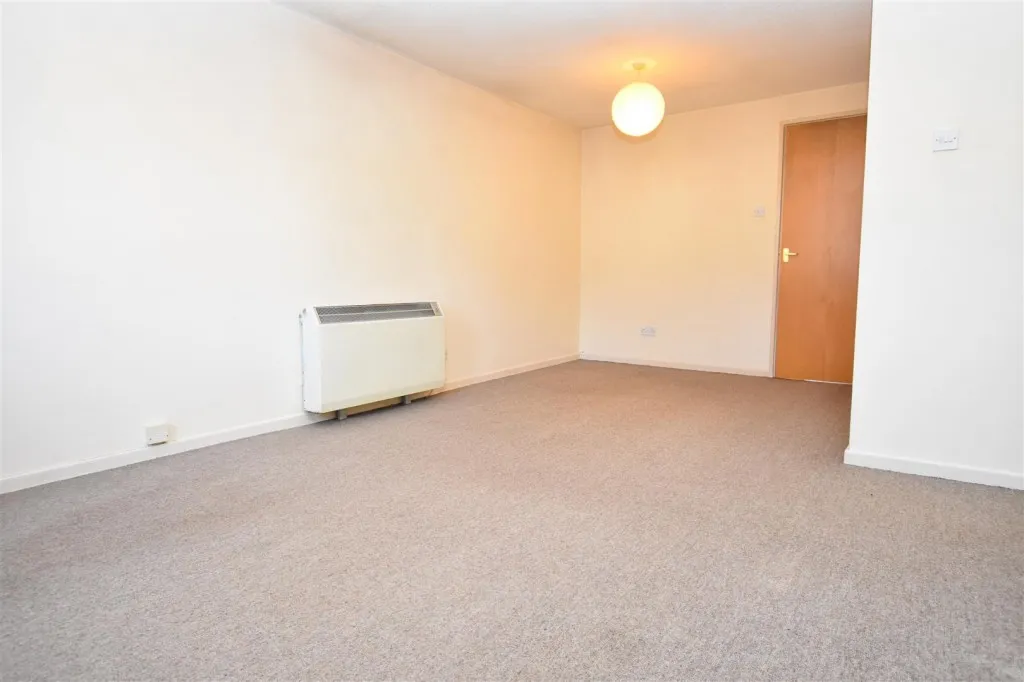 Kemble Drive, Cirencester, photo 3