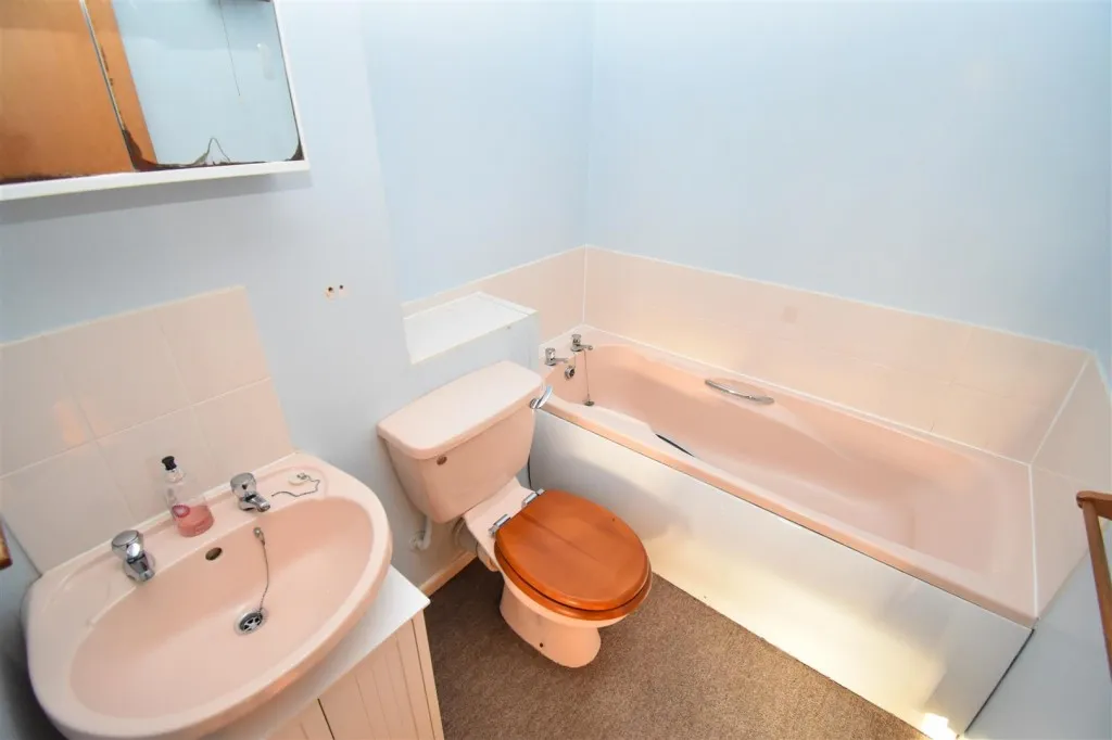 Kemble Drive, Cirencester, photo 6