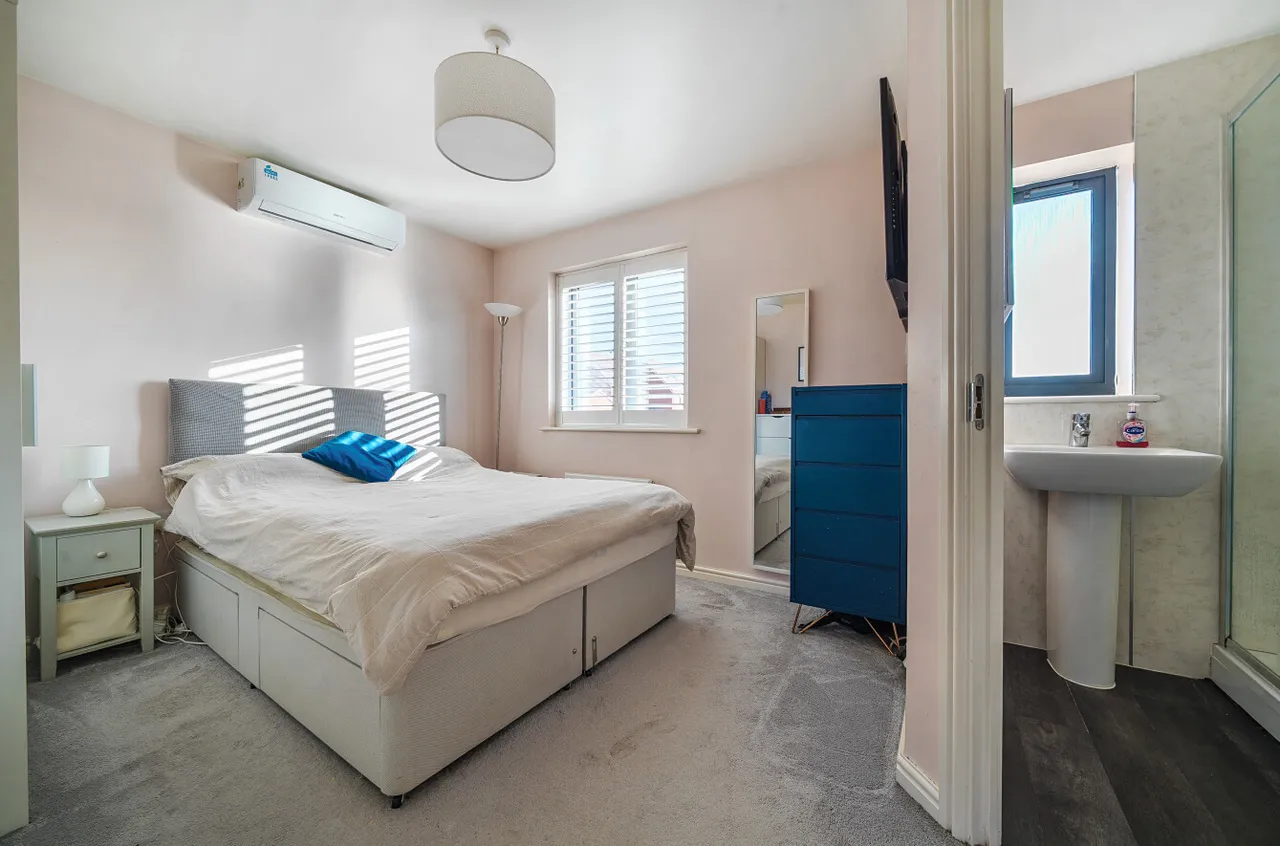 Bailey Drive, Ebbsfleet Valley, DA10, photo 14