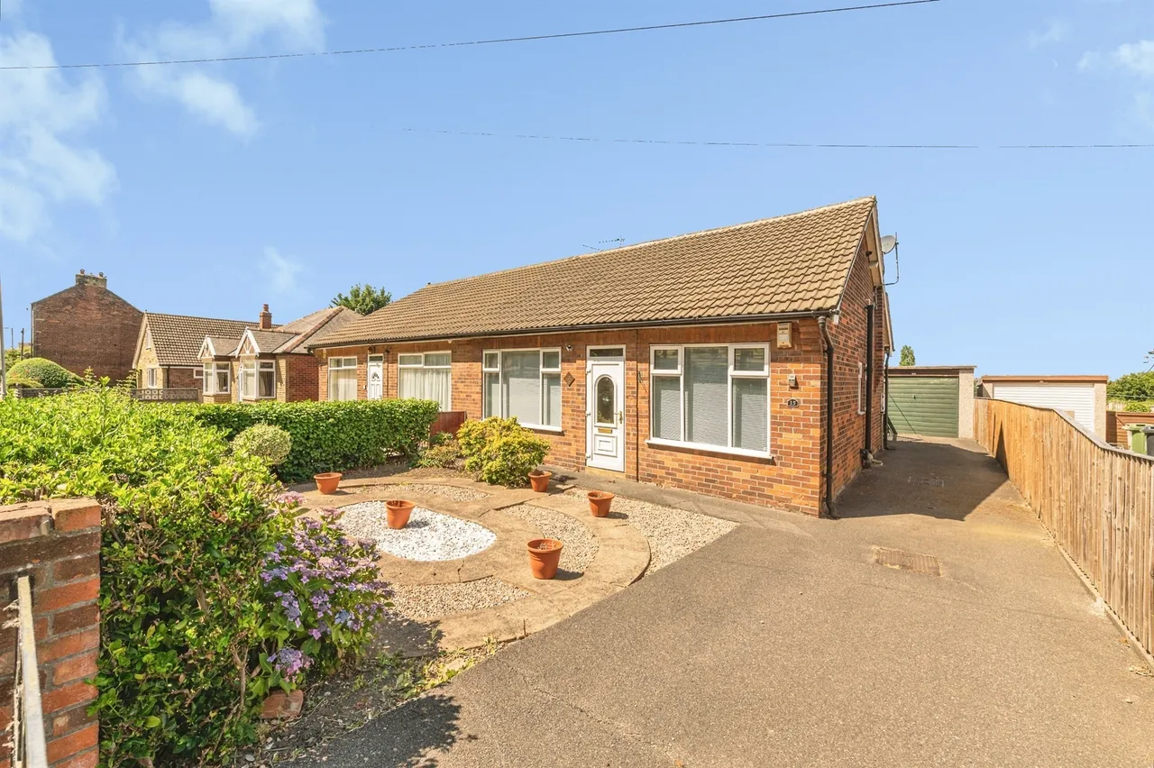 2 bed house for sale — Staincliffe Road, Dewsbury