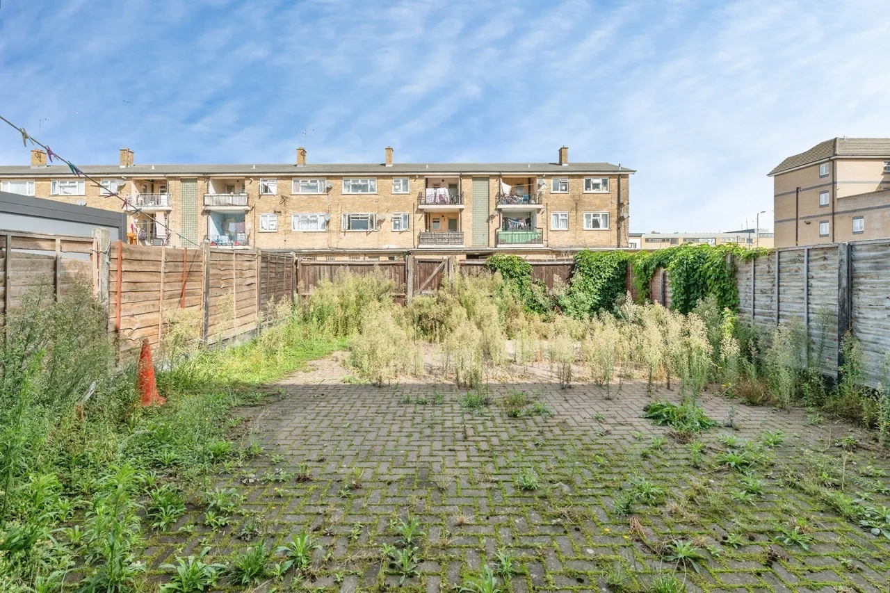 Canberra Square, Tilbury, Essex, RM18, photo 18