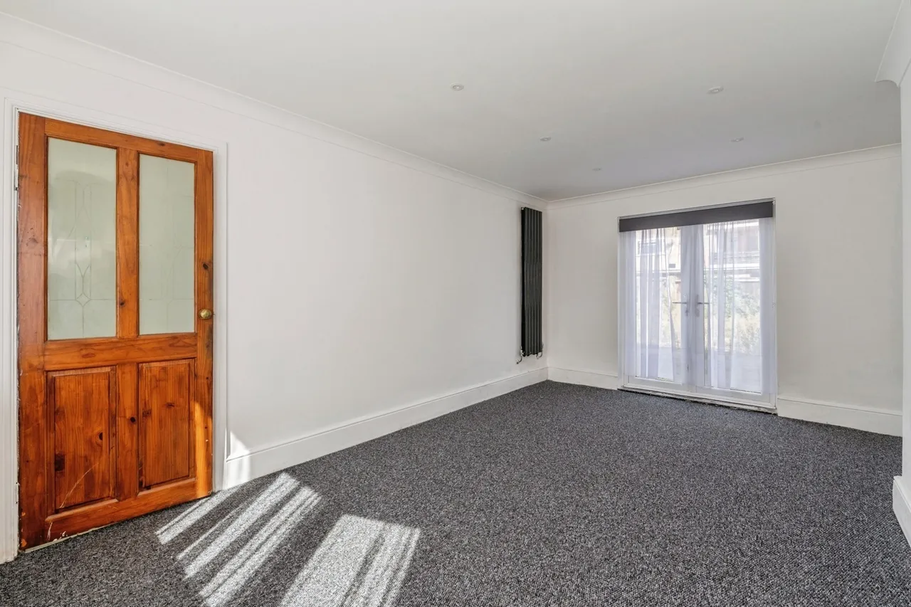 Canberra Square, Tilbury, Essex, RM18, photo 6