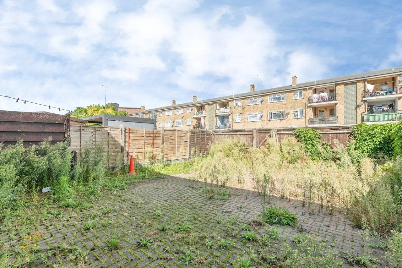 Canberra Square, Tilbury, Essex, RM18, photo 4
