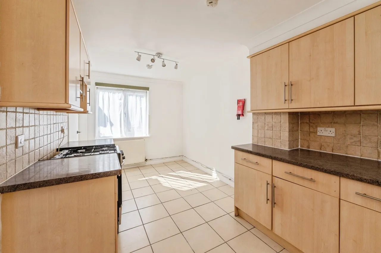 Canberra Square, Tilbury, Essex, RM18, photo 8
