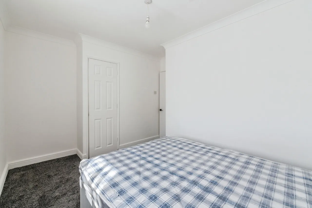Canberra Square, Tilbury, Essex, RM18, photo 15