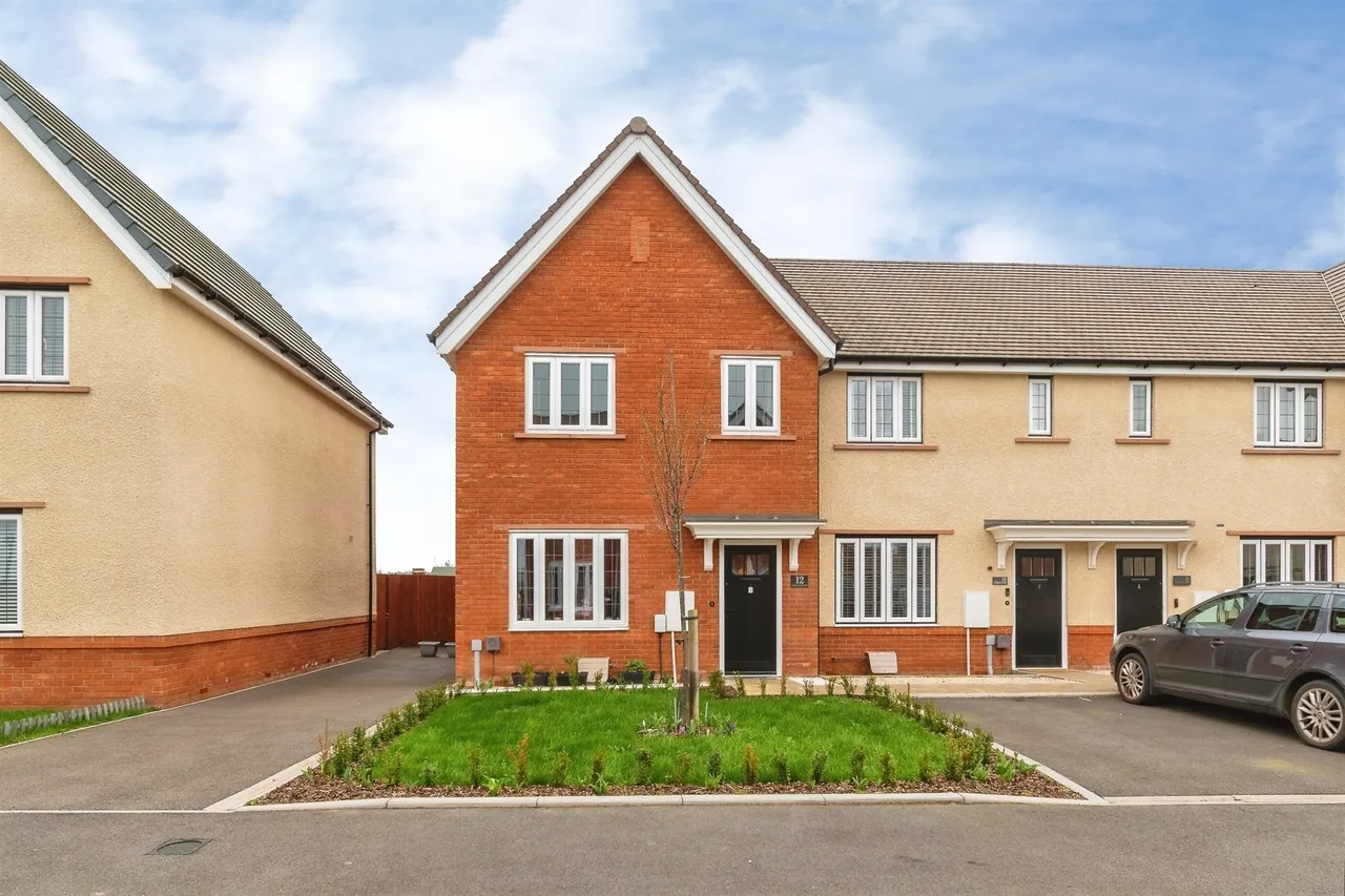 3 bed house for sale — Oregano Close, Melksham