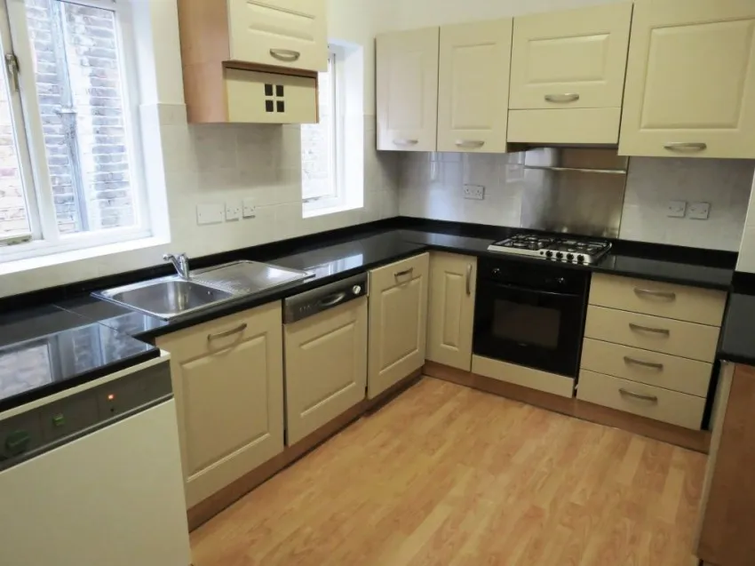 Chiswick High Road, W4, photo 7