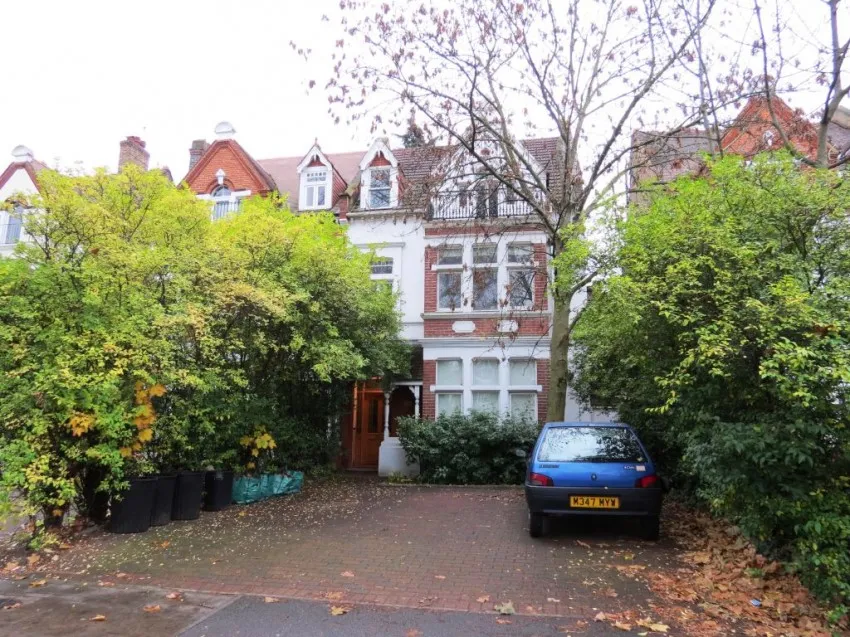 2 bed property to rent, Chiswick High Road, W4