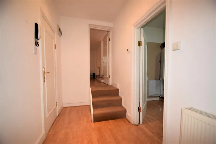 Chiswick High Road, W4, photo 5