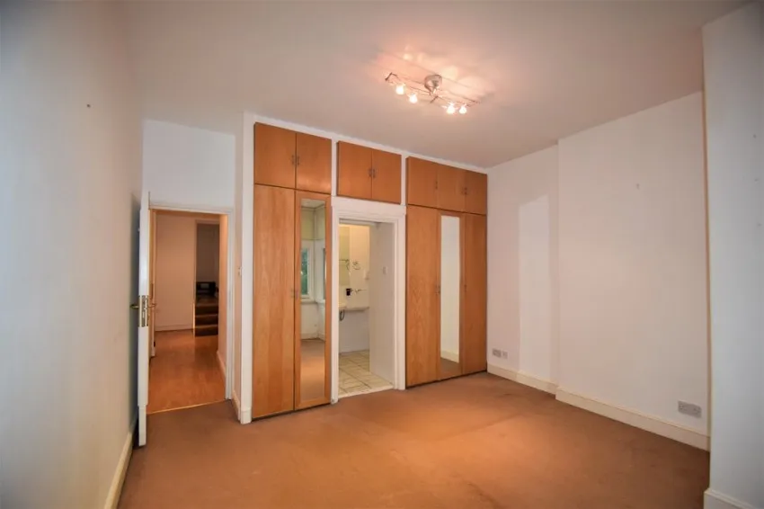 Chiswick High Road, W4, photo 3