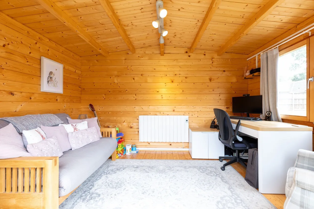 Spacious Bespoke Detached Bungalow in, photo 16