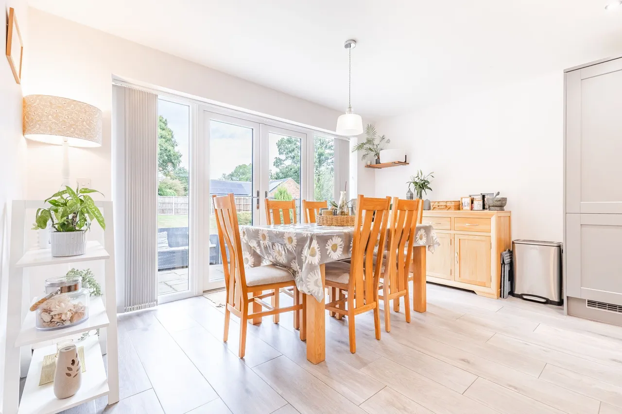 Spacious Bespoke Detached Bungalow in, photo 8