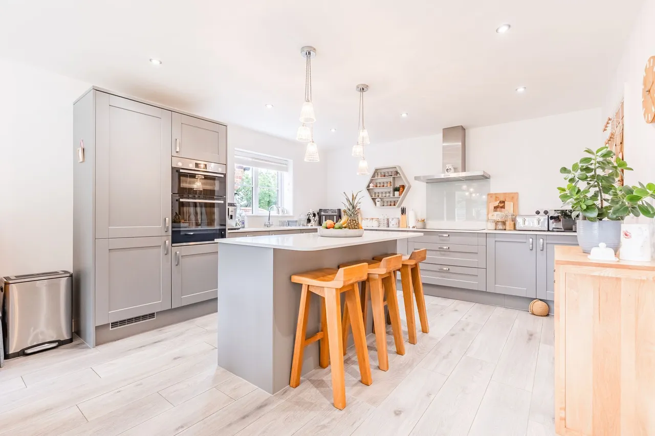 Spacious Bespoke Detached Bungalow in, photo 2