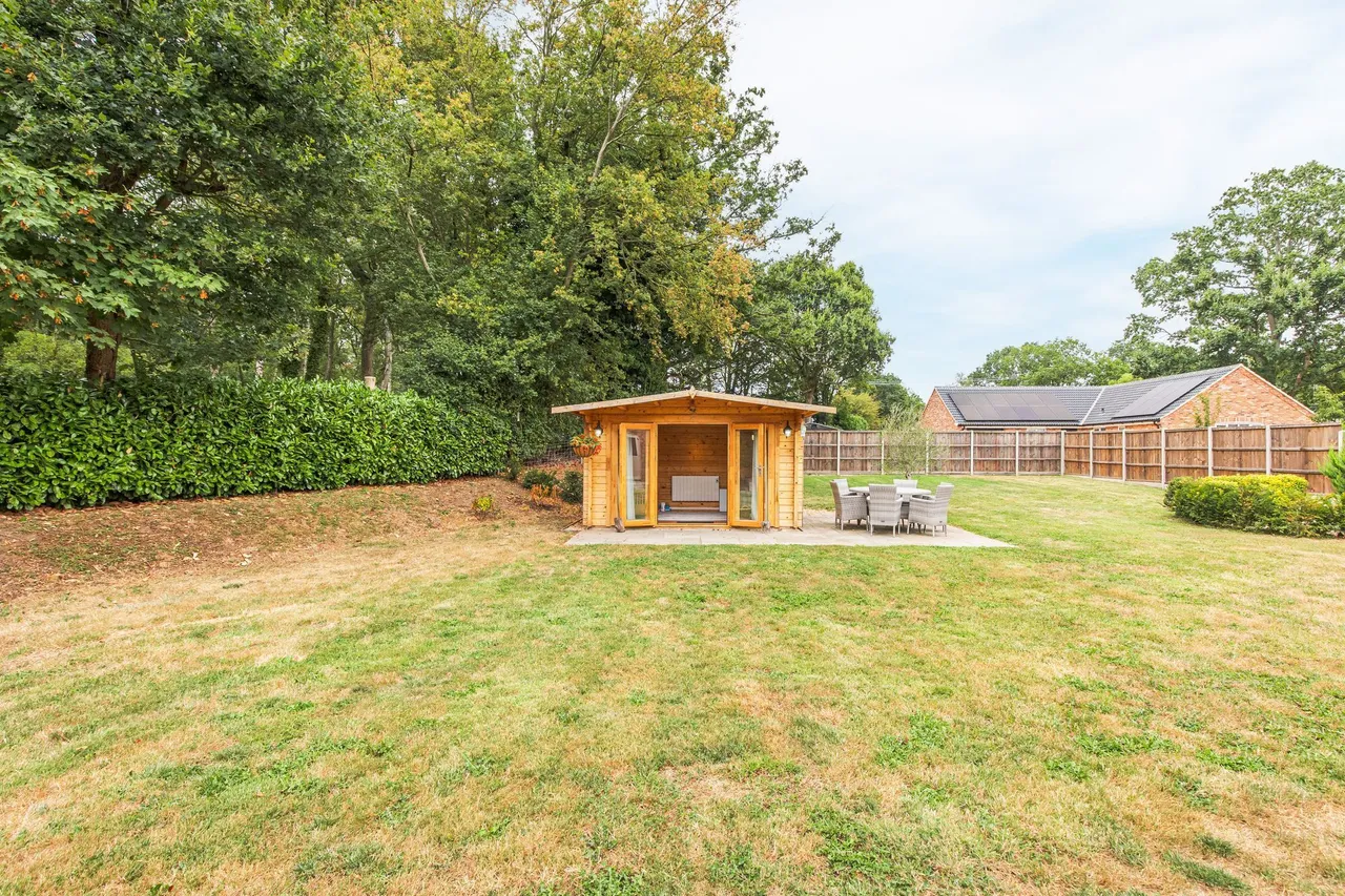 Spacious Bespoke Detached Bungalow in, photo 15