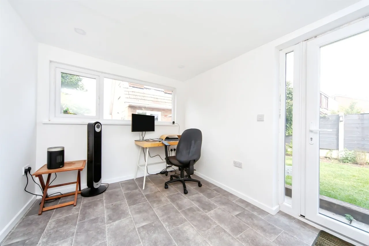 Malin Close, Hale Village, L24, photo 18