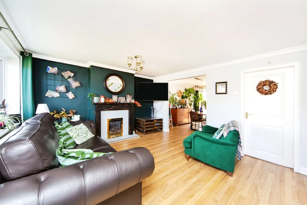 Malin Close, Hale Village, L24, photo 2