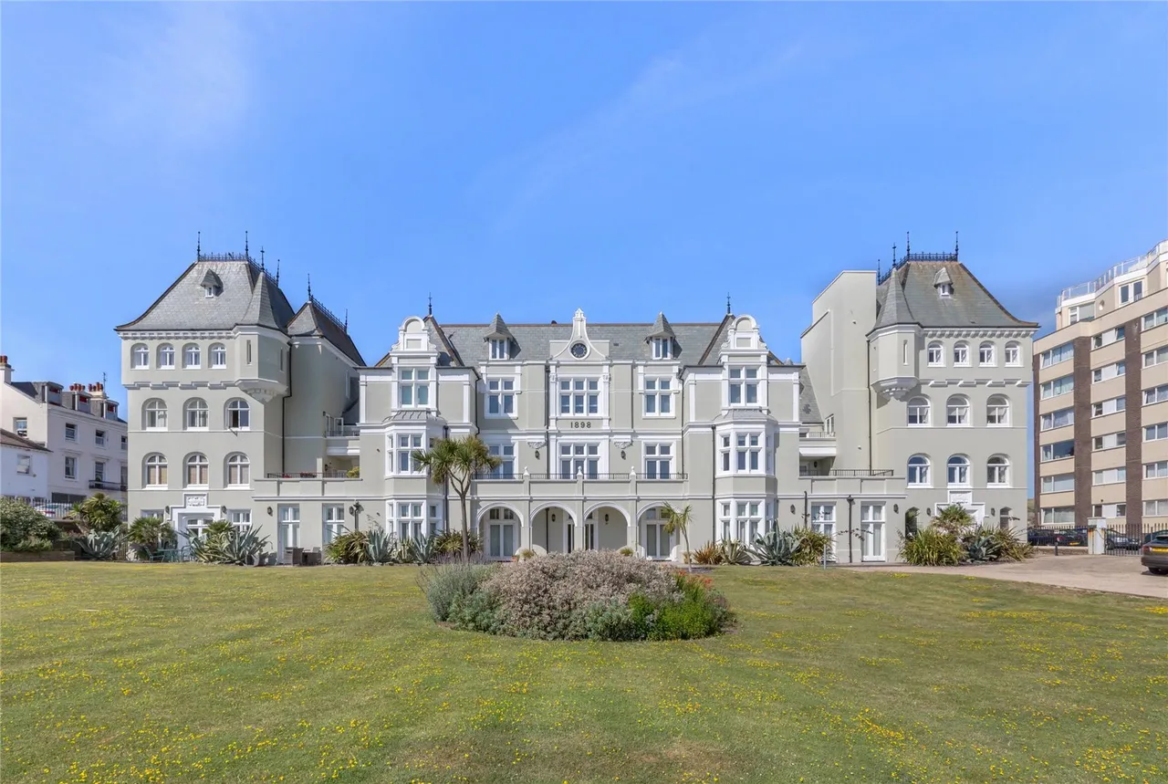 2 bed flat for sale, De Courcel Road, Brighton, BN2