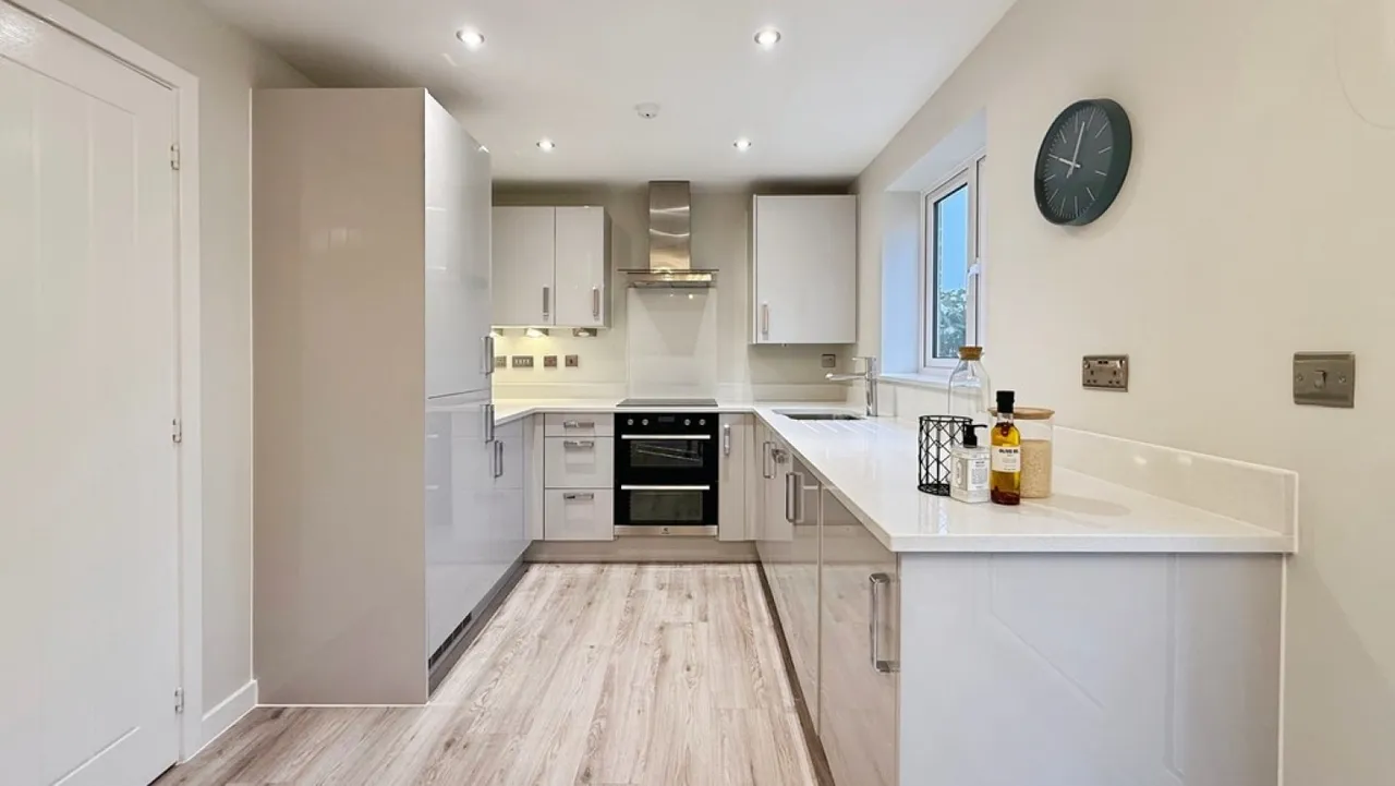 Saturn Close, Warminster, photo 5