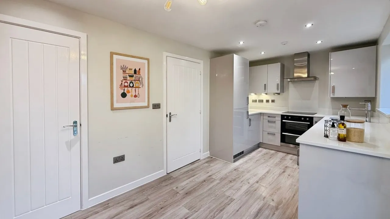 Saturn Close, Warminster, photo 6