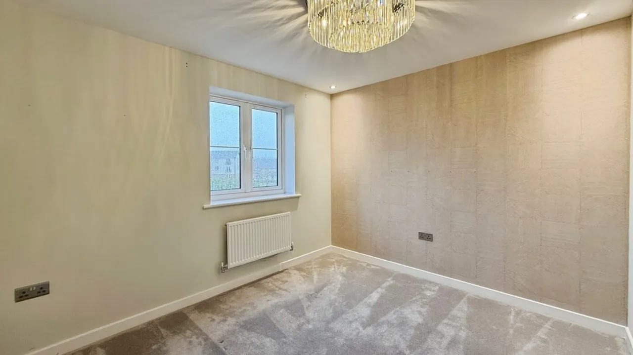 Saturn Close, Warminster, photo 8