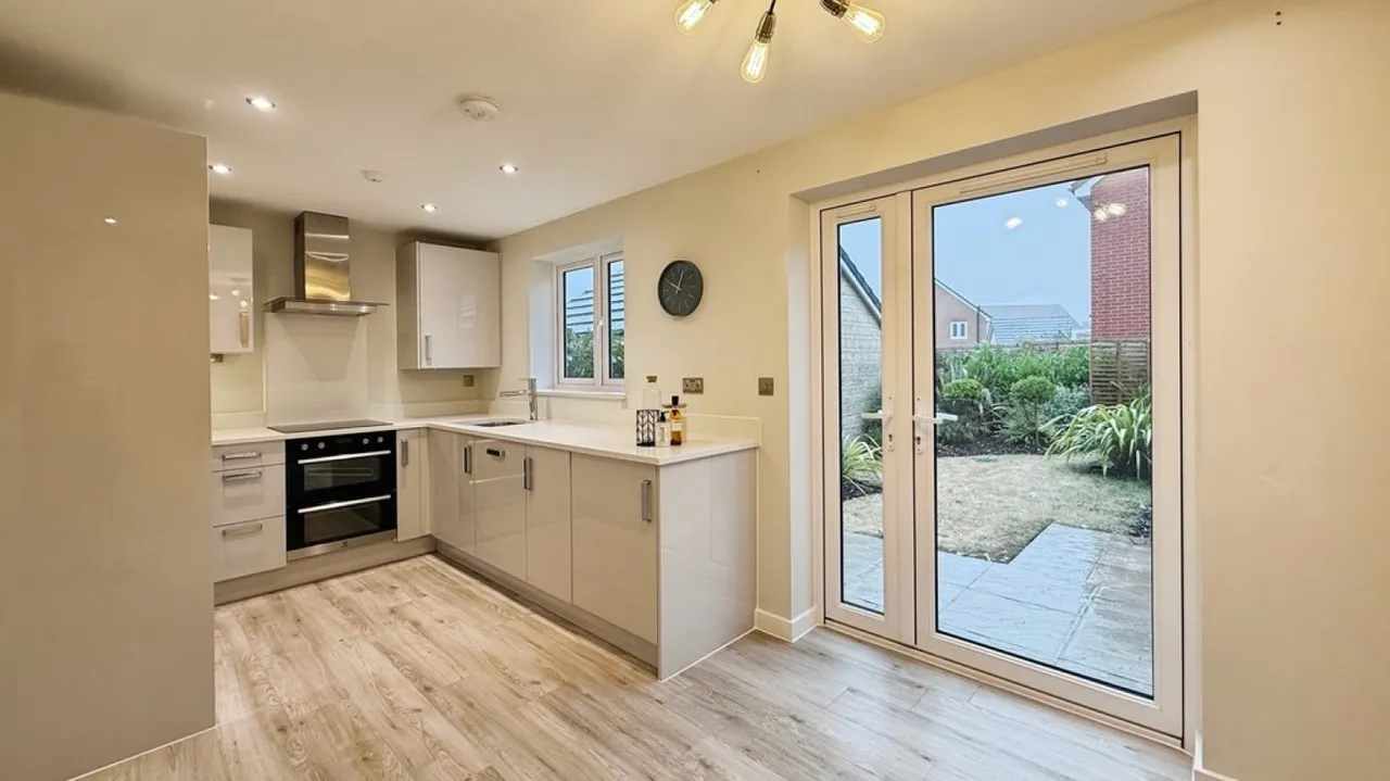 Saturn Close, Warminster, photo 7