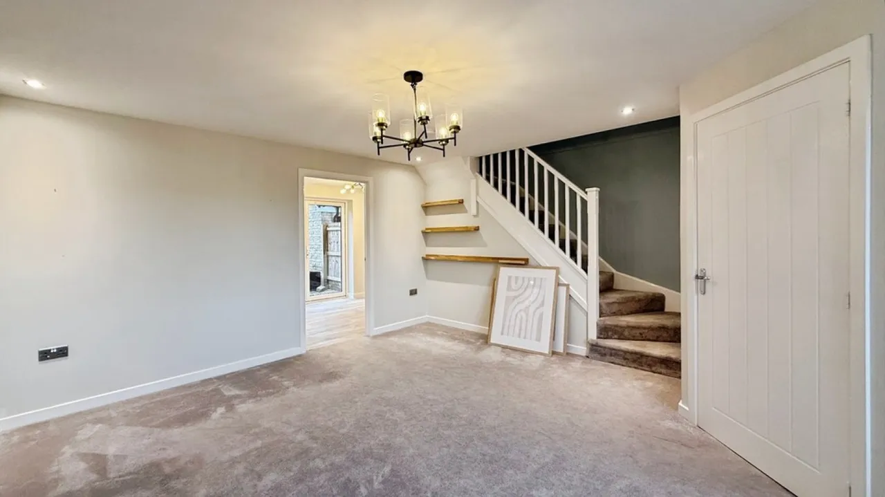 Saturn Close, Warminster, photo 4