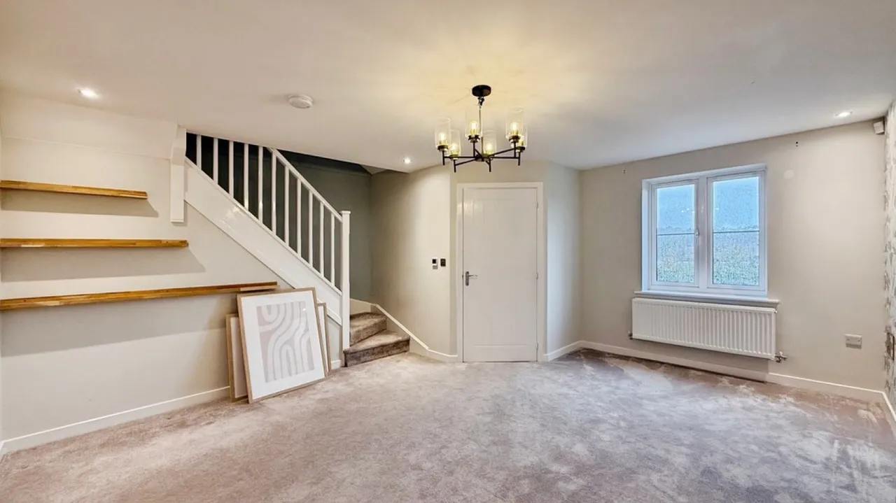 Saturn Close, Warminster, photo 3