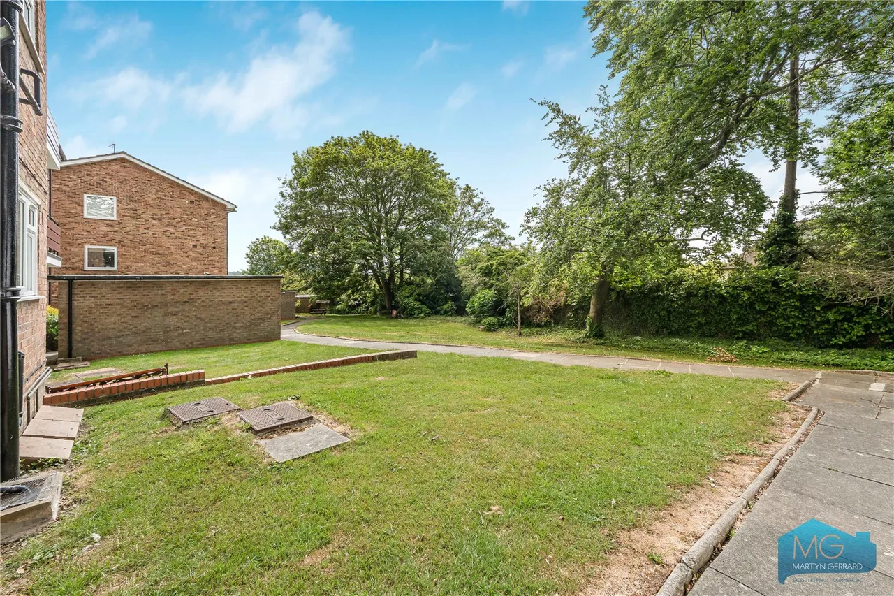 Cedar Drive, East Finchley, N2, photo 12
