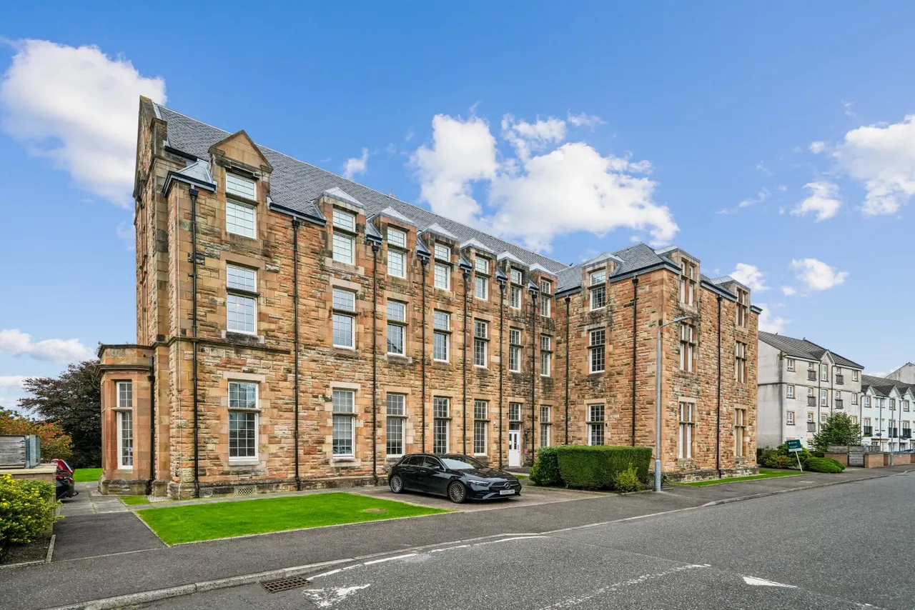 3 bed flat for sale, Parklands Oval, Crookston, G53