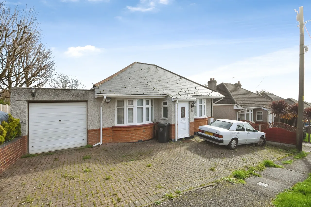 3 bed house for sale — Ramsay Drive, Basildon