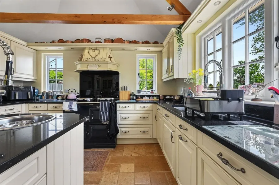 with 5 bedrooms in Sheering, CM22, photo 6